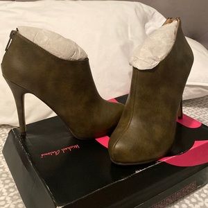 Military green beautiful booties. 5 inch.